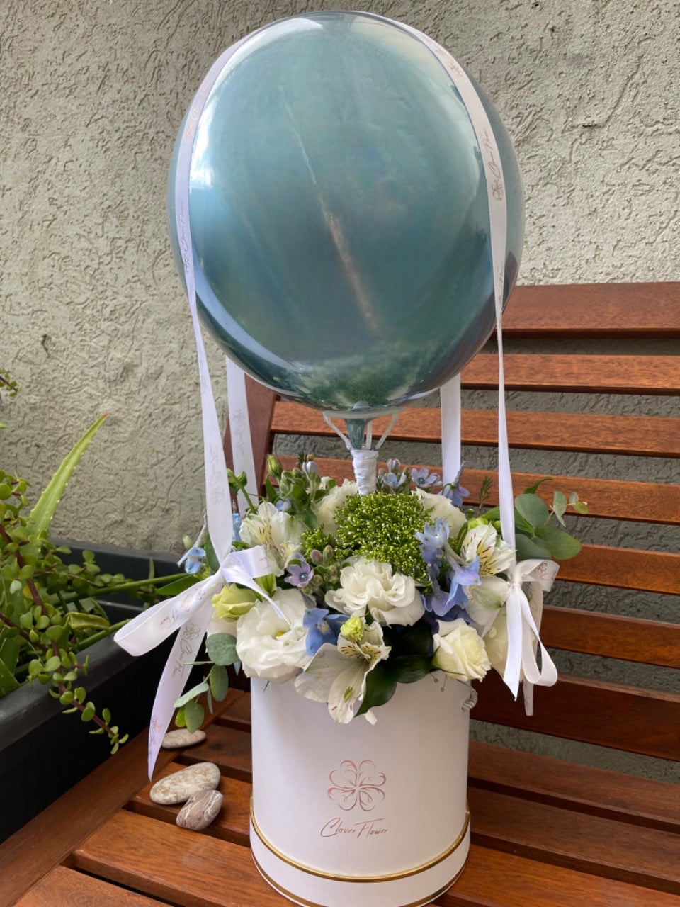 Flower balloon in blue