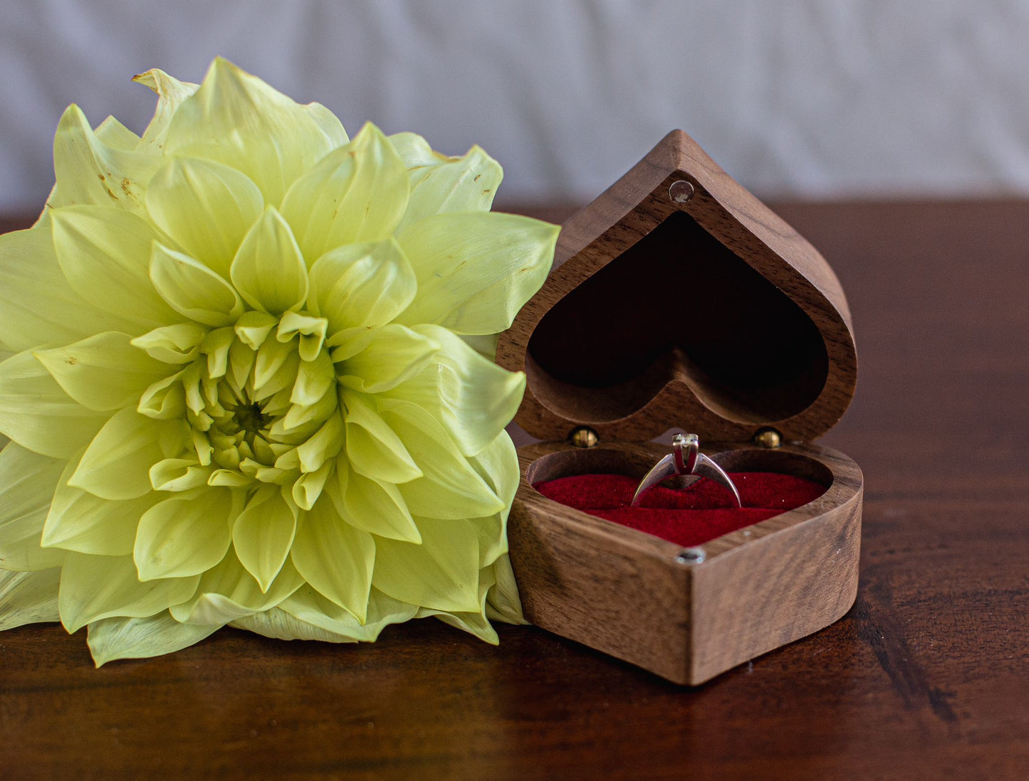 Wooden ring box Clover Flower white/red (the ring is not included in the price)