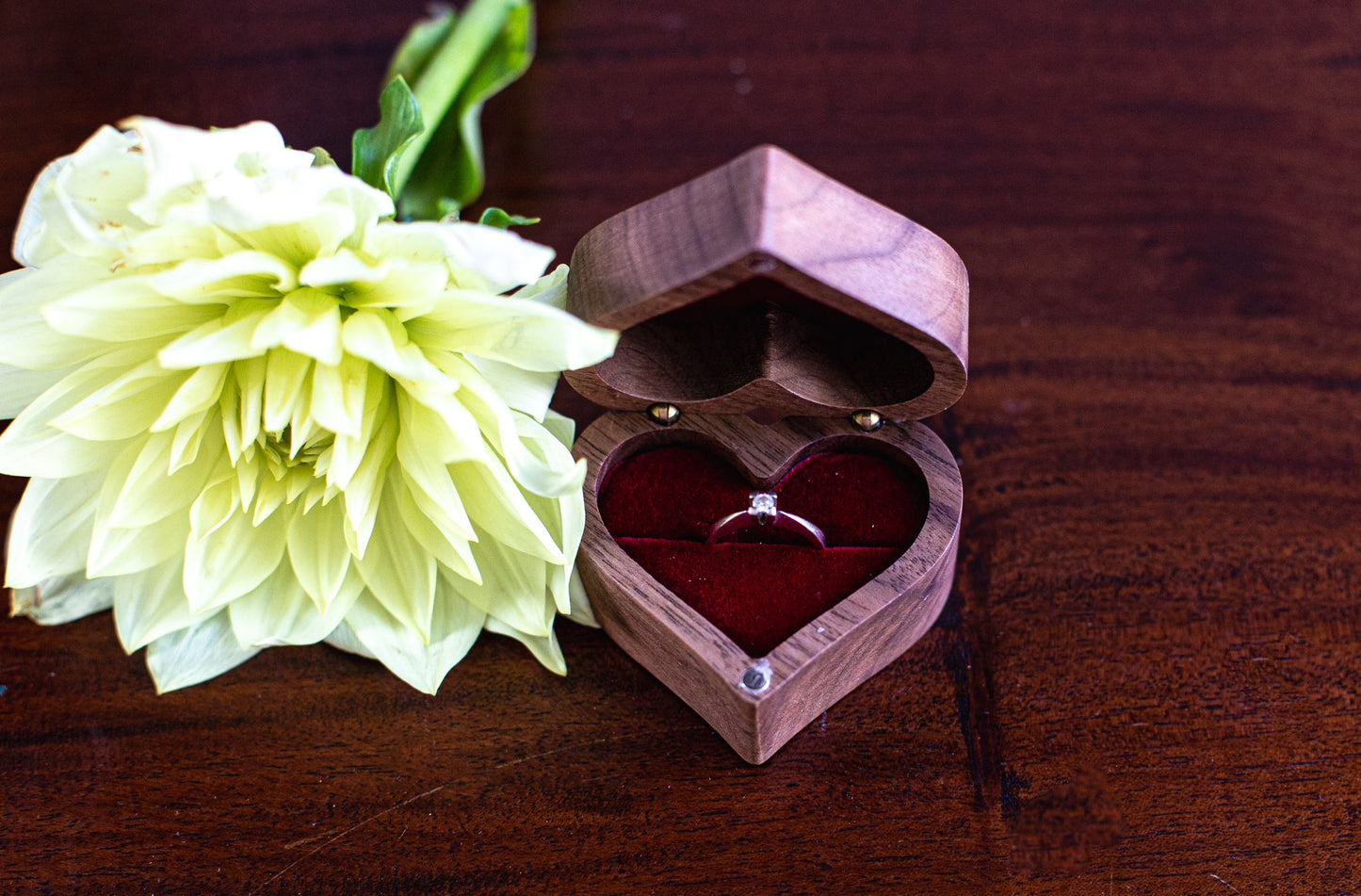 Wooden ring box Clover Flower white/red (the ring is not included in the price)